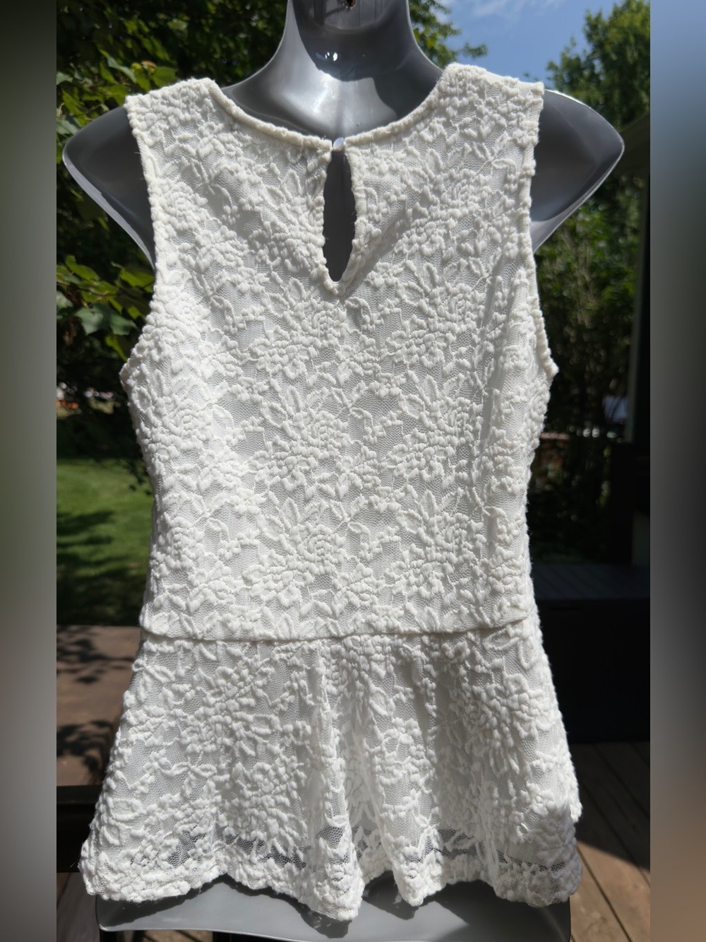 •Suzy Shier White Floral Lace Peplum Top Size M Sleeveless Keyhole Back - Picture 6 of 10